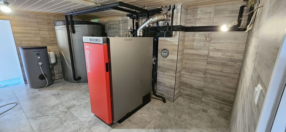 Kotel na polena Fröling S4 Turbo 30 kw in 3000l zalogovnik