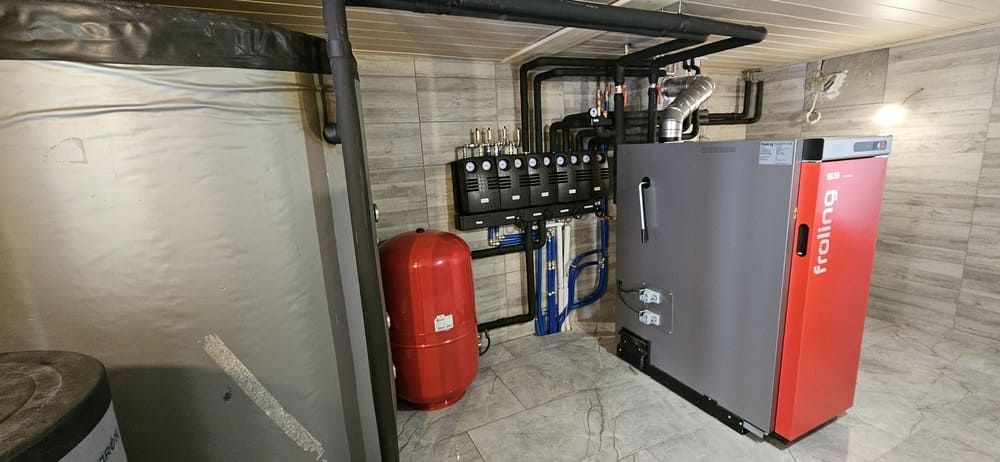 Kotel na polena Fröling S4 Turbo 30 kw in 3000l zalogovnik